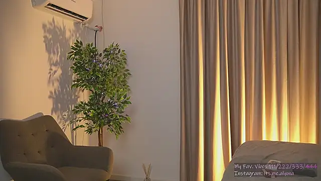 Snapshot of AlyonaX chatting on 11/17/25, 08:14 AlyonaX online show from 11/17/25, 08:14