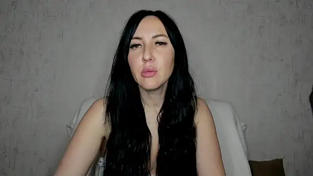 MissGulia online show from 11/08/25, 02:01