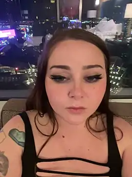 Snapshot of Kira_tattoo chatting on 02/22/25, 04:18 Kira tattoo online show from 02/22/25, 04:18