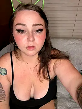 Snapshot of Kira_tattoo chatting on 10/19/25, 04:35 Kira tattoo online show from 10/19/25, 04:35