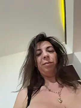 Snapshot of Almmaxxxx chatting on 10/25/25, 03:14 Almmaxxxx online show from 10/25/25, 03:14