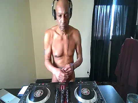 longdick4you8686 online show from 02/28/25, 08:07