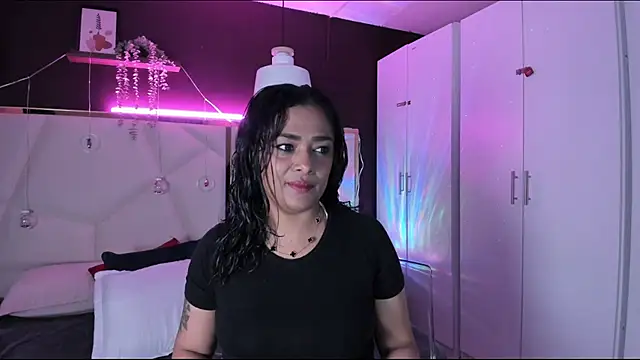 Snapshot of Inndrahot chatting on 12/16/25, 03:44 Inndrahot online show from 12/16/25, 03:44