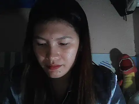 Snapshot of leamorena chatting on 12/15/25, 03:38 leamorena online show from 12/15/25, 03:38