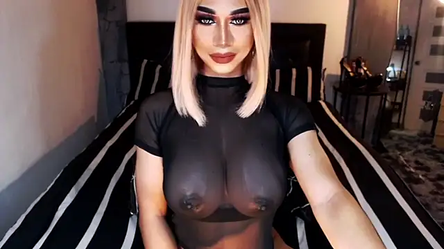 Snapshot of MassiveCockxMistress chatting on 10/17/25, 02:41 MassiveCockxMistress online show from 10/17/25, 02:41