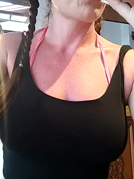 Snapshot of LilliThelo chatting on 02/25/25, 09:24 LilliThelo online show from 02/25/25, 09:24