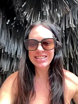 LilliThelo online show from 12/15/25, 04:06