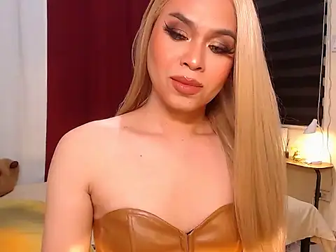 Snapshot of MistressLuna1 chatting on 12/16/24, 02:38 MistressLuna1 online show from 12/16/24, 02:38