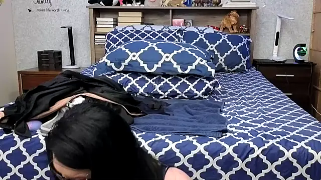 Snapshot of Rayna chatting on 02/21/25, 01:22 Rayna online show from 02/21/25, 01:22