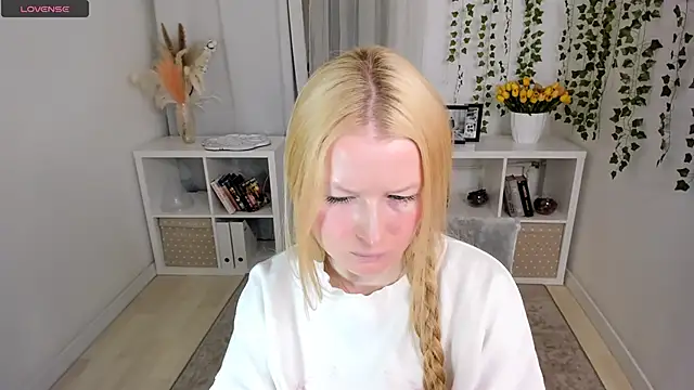 Laly Peach online show from 04/23/26, 11:42