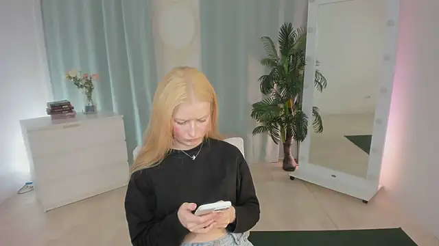 Snapshot of Laly_Peach chatting on 06/16/26, 11:57 Laly Peach online show from 06/16/26, 11:57
