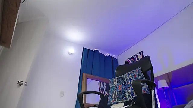 Snapshot of lizzy_squirt chatting on 01/17/25, 08:44 lizzy squirt online show from 01/17/25, 08:44