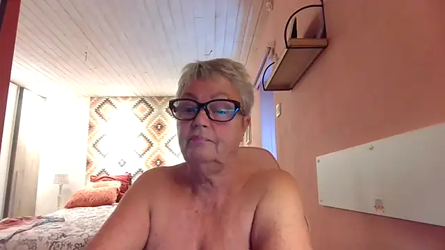 Snapshot of GrannyChrissy68 chatting on 09/13/25, 12:27 GrannyChrissy68 online show from 09/13/25, 12:27