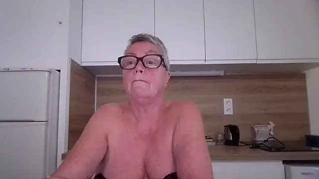 Snapshot of GrannyChrissy68 chatting on 09/21/25, 07:37 GrannyChrissy68 online show from 09/21/25, 07:37