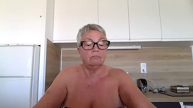 Snapshot of GrannyChrissy68 chatting on 09/22/25, 01:13 GrannyChrissy68 online show from 09/22/25, 01:13