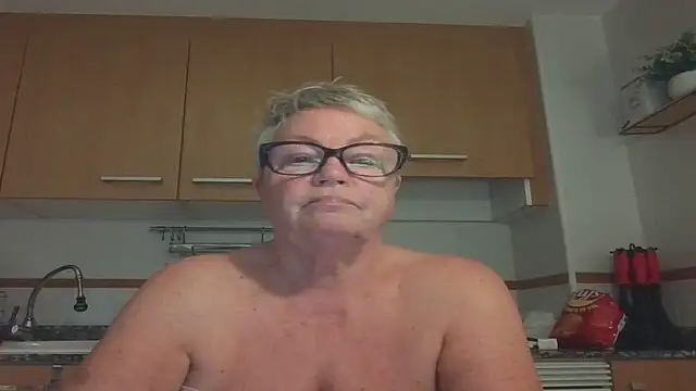 Snapshot of GrannyChrissy68 chatting on 09/27/25, 08:36 GrannyChrissy68 online show from 09/27/25, 08:36