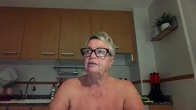 Snapshot of GrannyChrissy68 chatting on 09/28/25, 06:35 GrannyChrissy68 online show from 09/28/25, 06:35