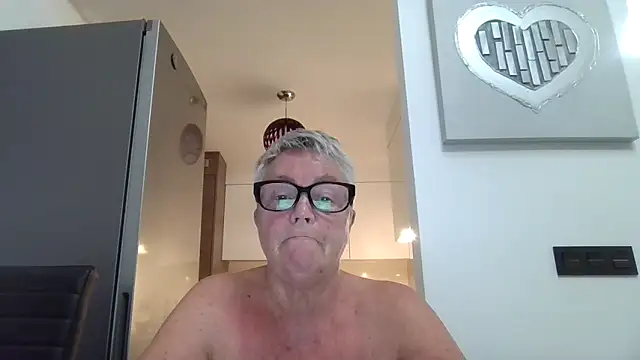 Snapshot of GrannyChrissy68 chatting on 10/01/25, 09:32 GrannyChrissy68 online show from 10/01/25, 09:32