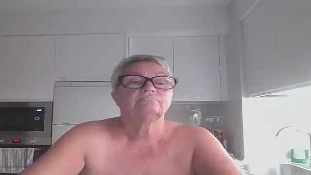 Snapshot of GrannyChrissy68 chatting on 10/15/25, 09:48 GrannyChrissy68 online show from 10/15/25, 09:48