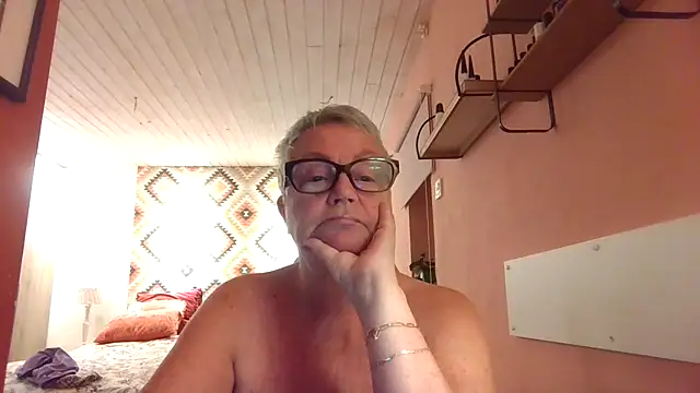 GrannyChrissy68 online show from 12/01/25, 04:01