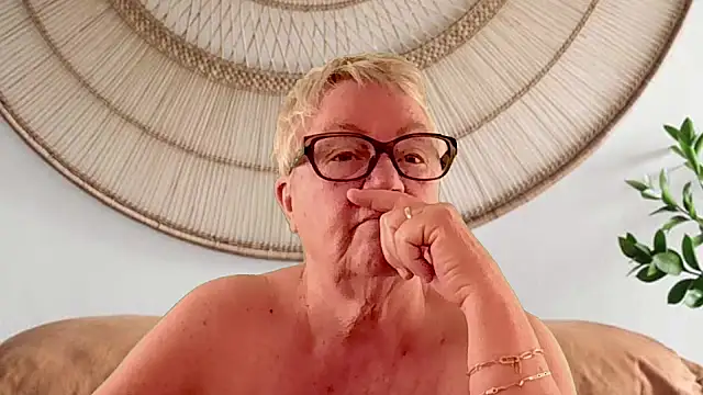 GrannyChrissy68 online show from 04/16/26, 01:45