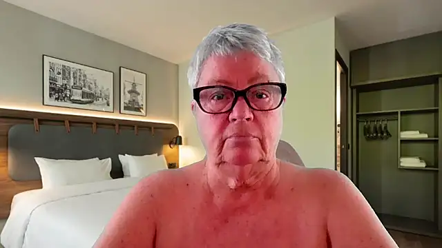 GrannyChrissy68 online show from 04/19/26, 09:17