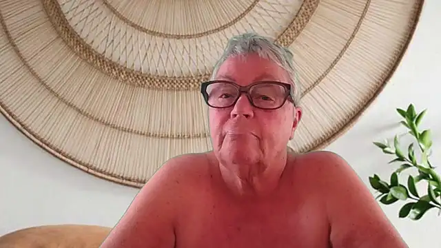GrannyChrissy68 online show from 05/10/26, 09:20