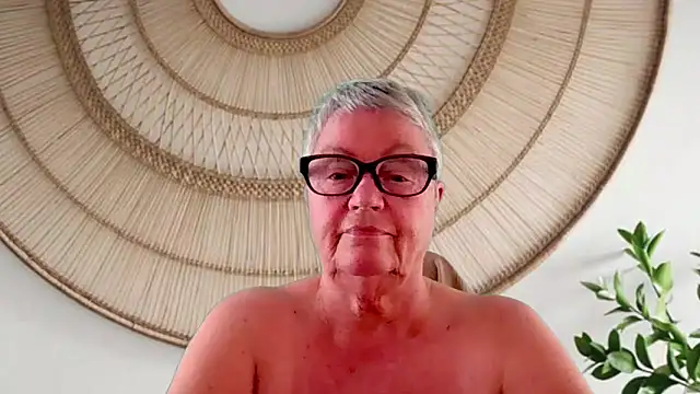 GrannyChrissy68 online show from 05/15/26, 09:22