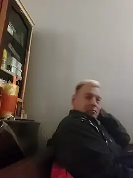 Snapshot of gayphotograper chatting on 10/28/25, 08:11 gayphotograper online show from 10/28/25, 08:11