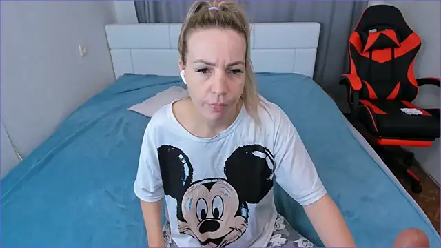 DreamGirl225 online show from 10/22/25, 07:30