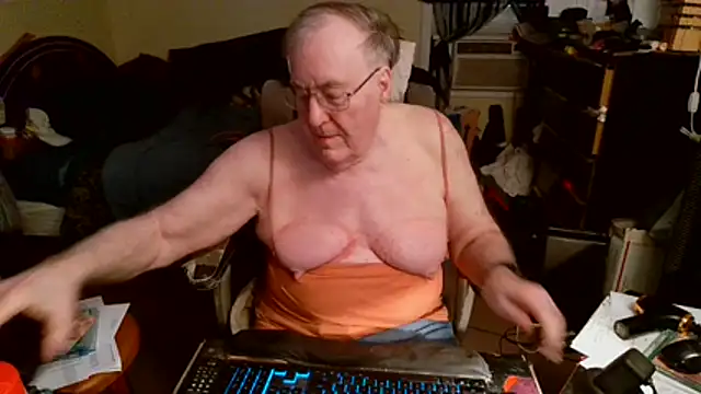 Snapshot of Toastir chatting on 02/16/26, 09:44 Toastir online show from 02/16/26, 09:44