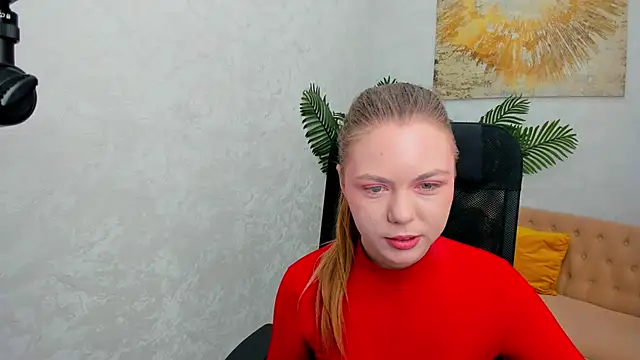 Snapshot of Strawberrye chatting on 01/18/25, 11:21 Strawberrye online show from 01/18/25, 11:21