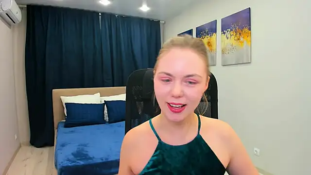 Snapshot of Strawberrye chatting on 01/19/25, 01:22 Strawberrye online show from 01/19/25, 01:22