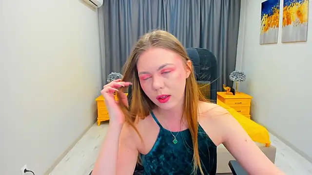 Snapshot of Strawberrye chatting on 01/25/25, 03:30 Strawberrye online show from 01/25/25, 03:30