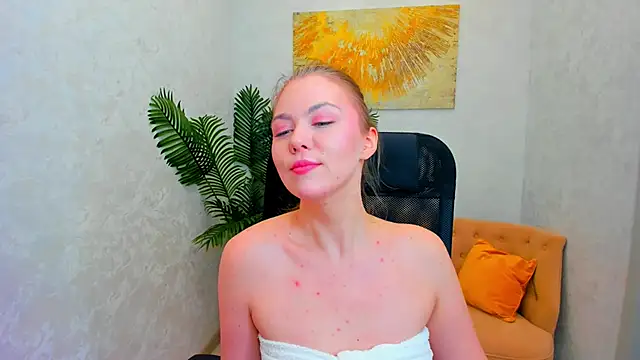 Snapshot of Strawberrye chatting on 02/03/25, 08:02 Strawberrye online show from 02/03/25, 08:02