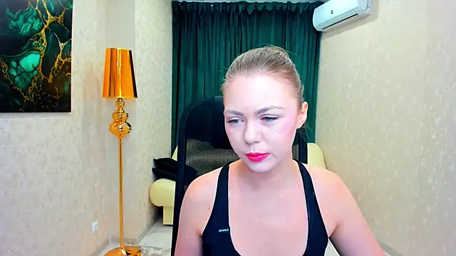 Snapshot of Strawberrye chatting on 02/10/25, 03:24 Strawberrye online show from 02/10/25, 03:24