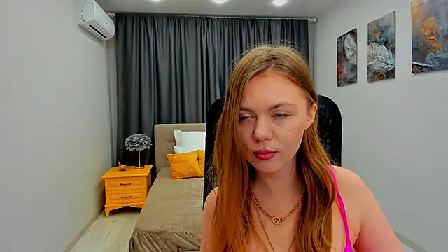 Snapshot of Strawberrye chatting on 02/18/25, 06:04 Strawberrye online show from 02/18/25, 06:04