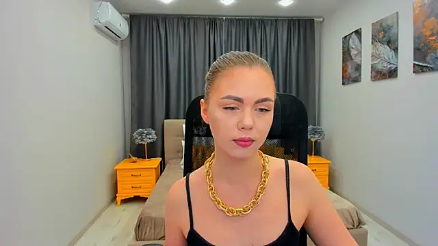 Snapshot of Strawberrye chatting on 02/22/25, 11:35 Strawberrye online show from 02/22/25, 11:35