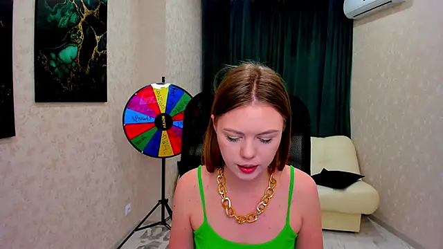 Snapshot of Strawberrye chatting on 03/12/25, 09:44 Strawberrye online show from 03/12/25, 09:44