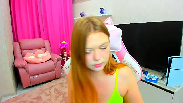 Snapshot of Strawberrye chatting on 09/12/25, 03:28 Strawberrye online show from 09/12/25, 03:28