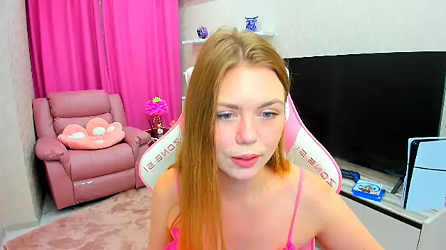 Snapshot of Strawberrye chatting on 09/14/25, 03:16 Strawberrye online show from 09/14/25, 03:16