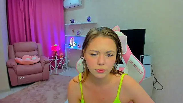 Snapshot of Strawberrye chatting on 09/28/25, 03:34 Strawberrye online show from 09/28/25, 03:34