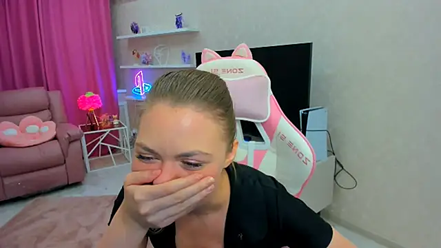 Snapshot of Strawberrye chatting on 10/09/25, 03:59 Strawberrye online show from 10/09/25, 03:59