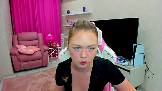 Snapshot of Strawberrye chatting on 10/15/25, 03:28 Strawberrye online show from 10/15/25, 03:28