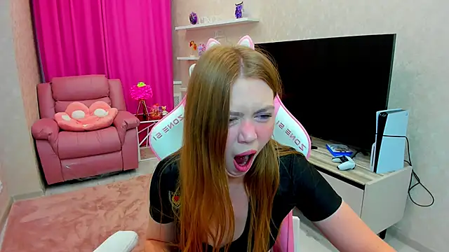 Snapshot of Strawberrye chatting on 10/17/25, 03:31 Strawberrye online show from 10/17/25, 03:31