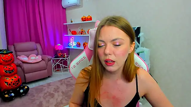 Snapshot of Strawberrye chatting on 11/04/25, 03:27 Strawberrye online show from 11/04/25, 03:27