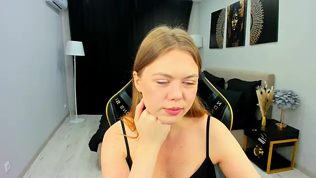 Snapshot of Strawberrye chatting on 11/11/25, 03:39 Strawberrye online show from 11/11/25, 03:39