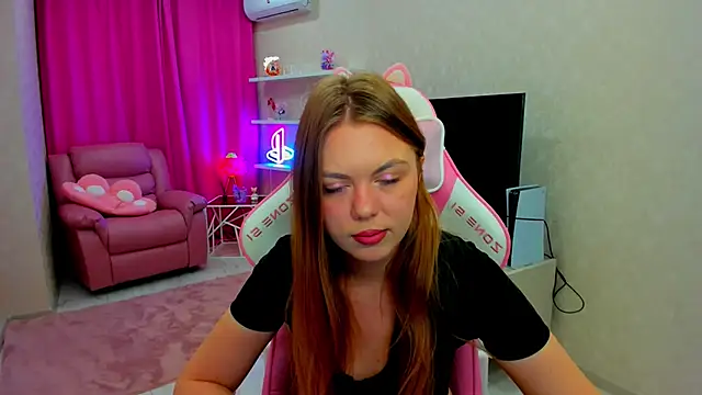 Snapshot of Strawberrye chatting on 11/12/25, 03:29 Strawberrye online show from 11/12/25, 03:29