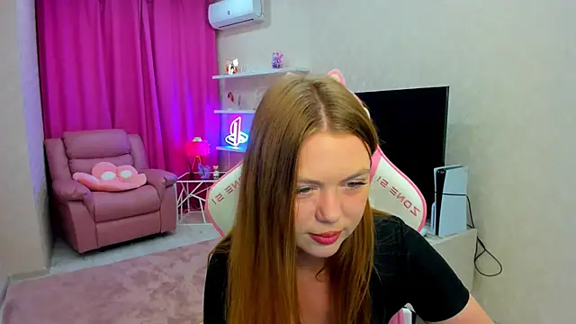 Snapshot of Strawberrye chatting on 11/15/25, 03:26 Strawberrye online show from 11/15/25, 03:26