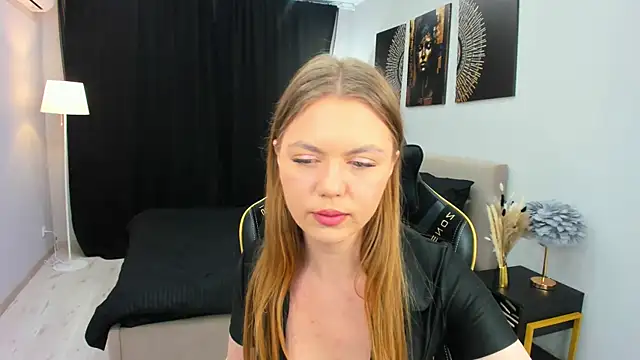 Snapshot of Strawberrye chatting on 11/19/25, 03:28 Strawberrye online show from 11/19/25, 03:28